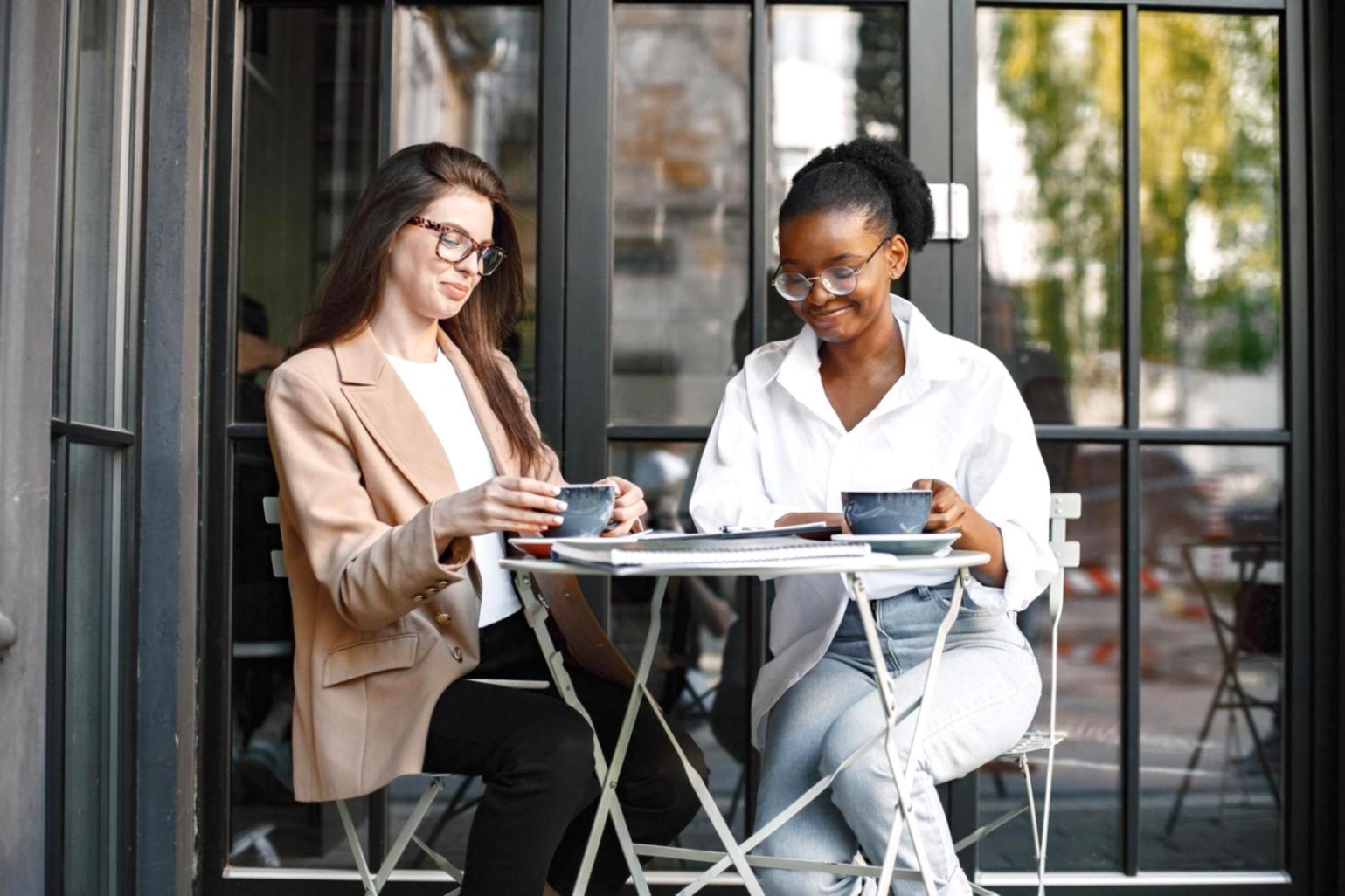 Equipo colaborando en estrategias de presupuestación financiera